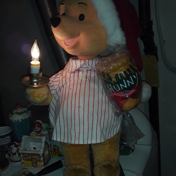 Vintage Winnie the Pooh Christmas Mova keeps displ